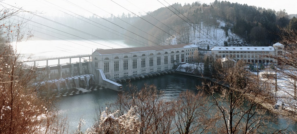 Wasserkraftwerk Mühleberg im Schnee