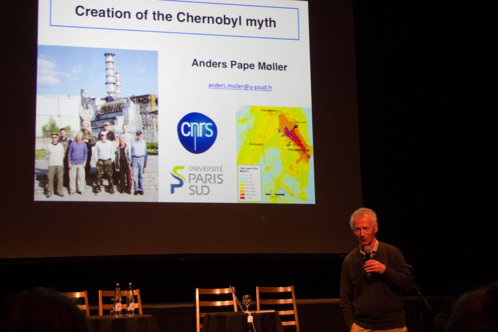 Der dänische Evolutionsbiologe Anders Møller untersucht seit mehr als 20 Jahren in Tschernobyl Strahlenschäden, welche die radioaktive Verseuchung bei Tieren und Pflanzen verursacht.